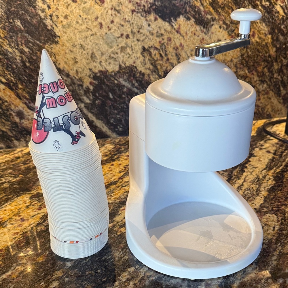 Snow cone maker